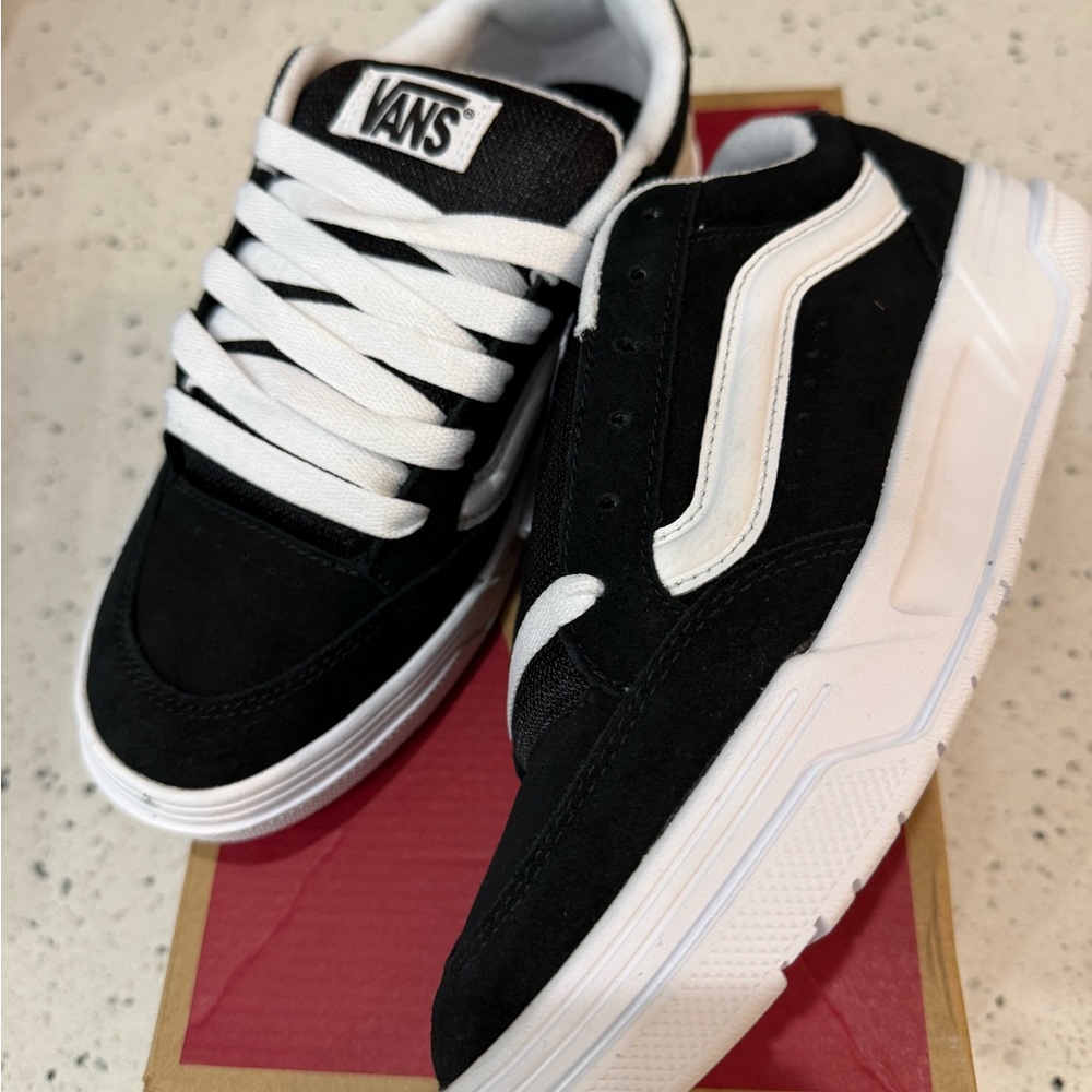 New boys Vans Sz 6 Classic Black and White Skate Shoes